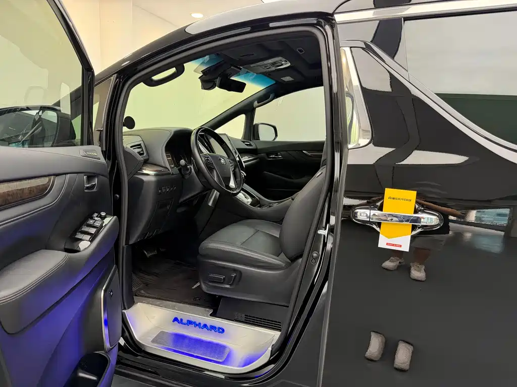 Toyota Alphard 2022 — фото 17