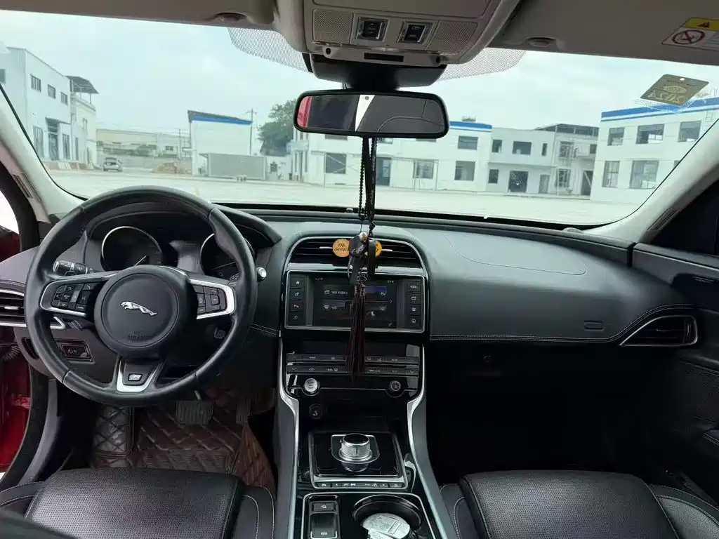 Jaguar XE 2016 — фото 3