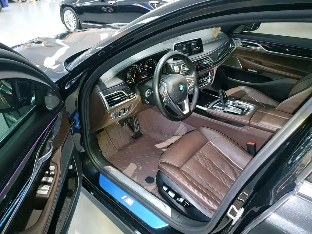 BMW 7 Series 2018 — фото 16