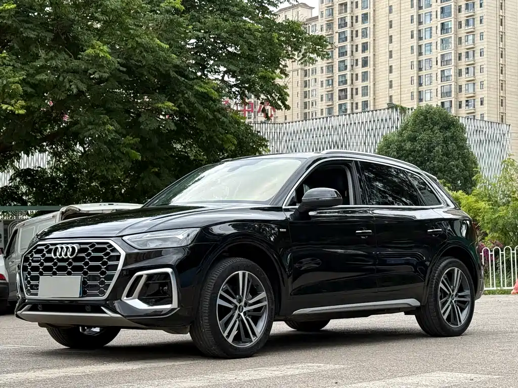 Audi Q5L 2022 — фото 1