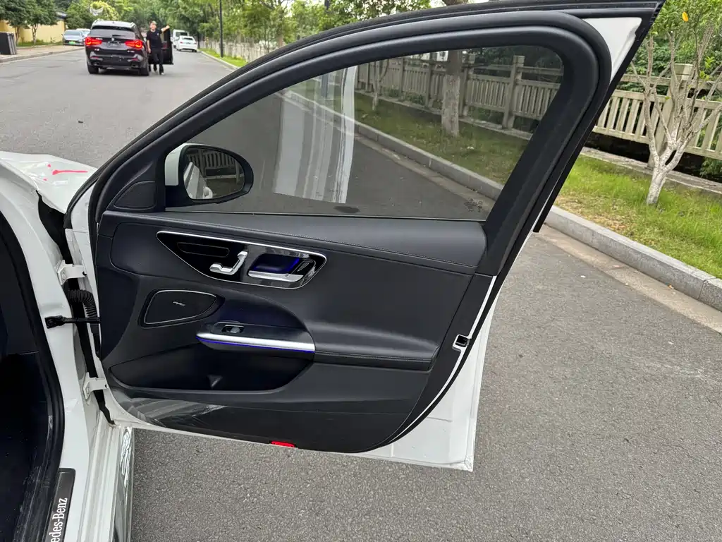 Mercedes-Benz C-Class 2023 — фото 15
