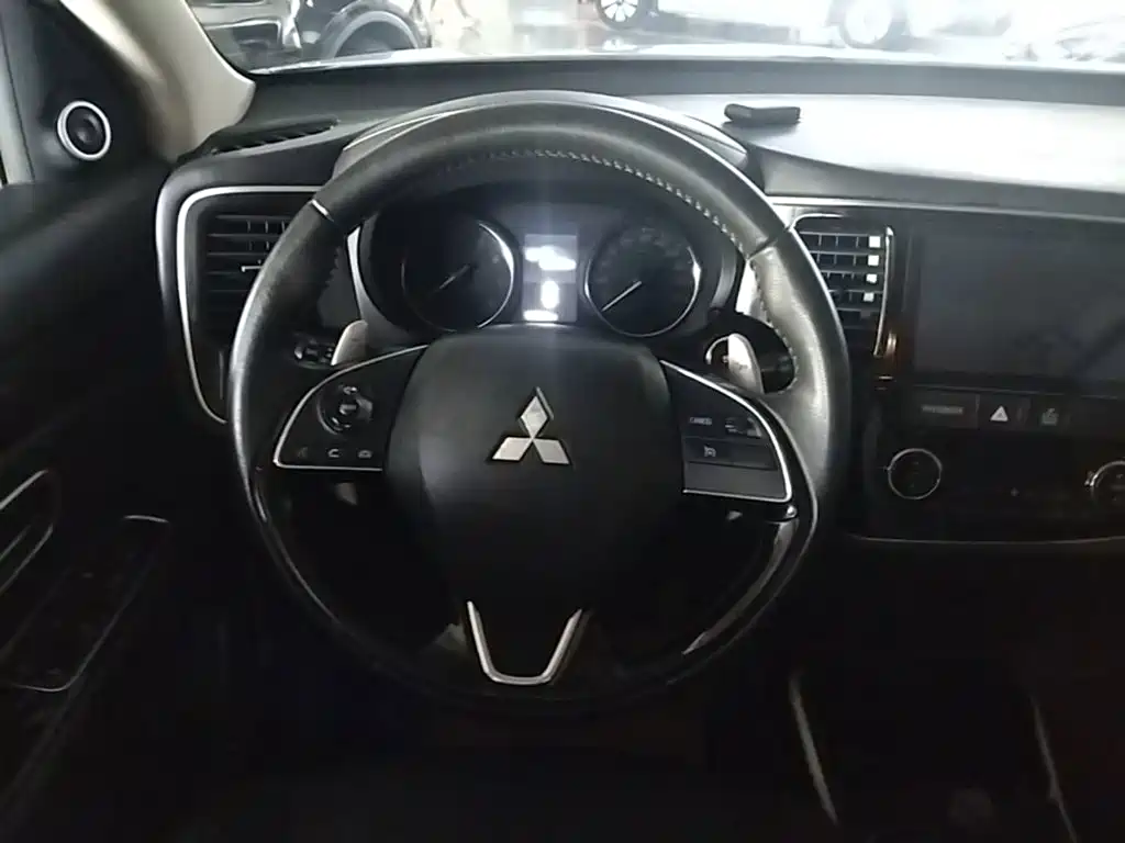 Mitsubishi Outlander 2019 — фото 11