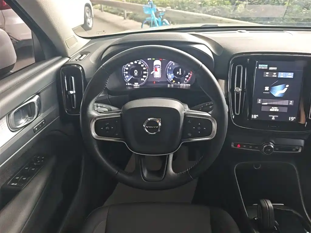 Volvo XC40 2021 — фото 11