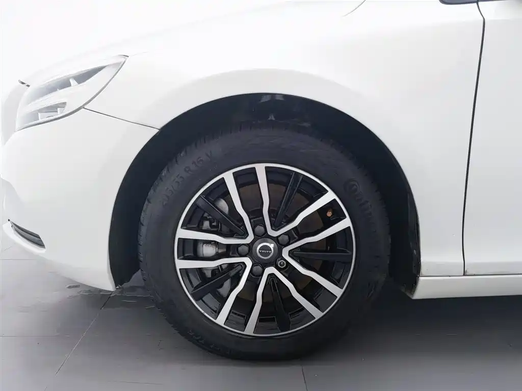 Volvo V40 2018 — фото 17