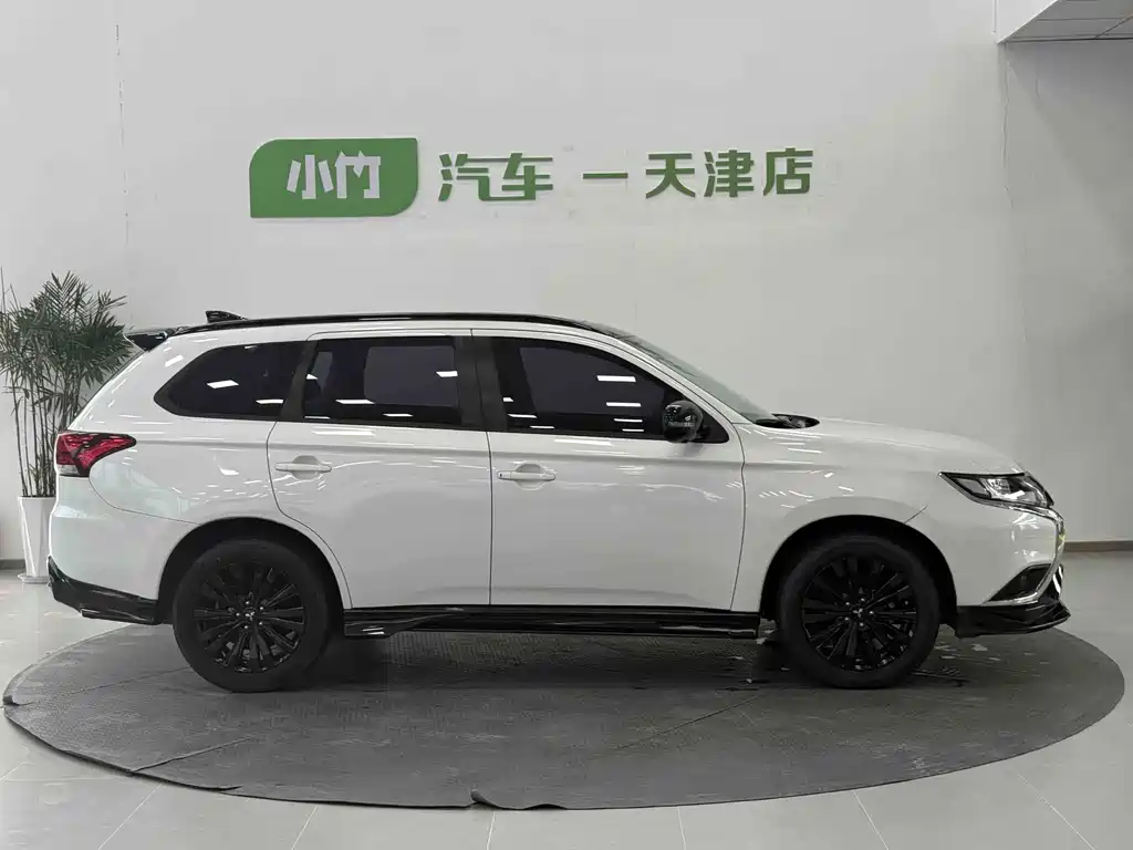 Mitsubishi Outlander 2022 — фото 7