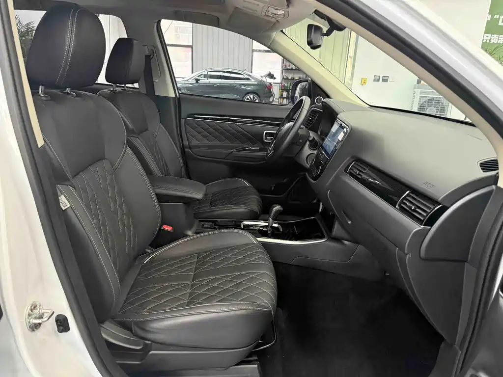 Mitsubishi Outlander 2022 — фото 22