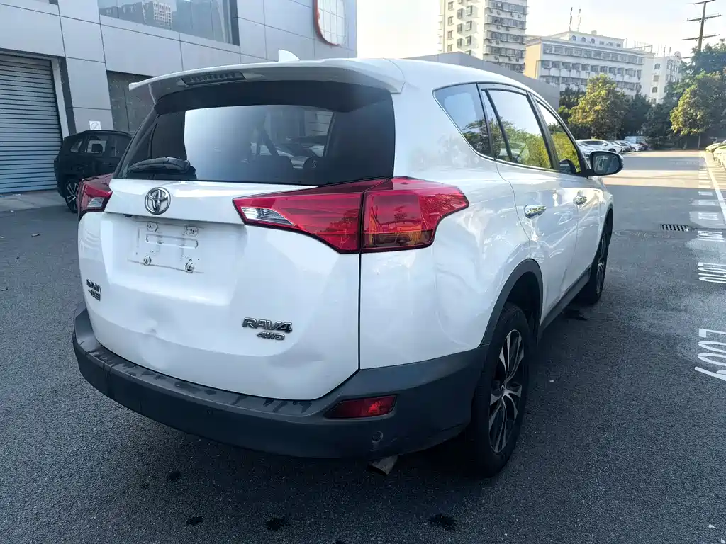 Toyota RAV4 2016 — фото 12