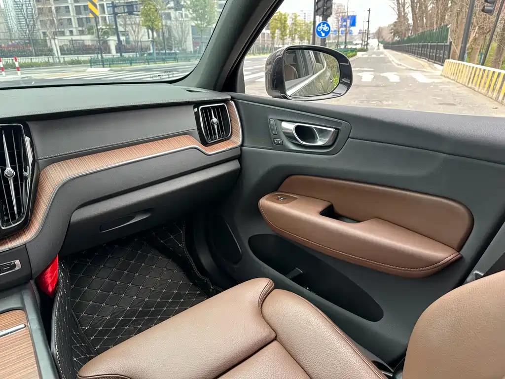 Volvo XC60 2024 — фото 18