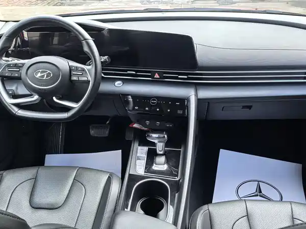 Hyundai Elantra 2023