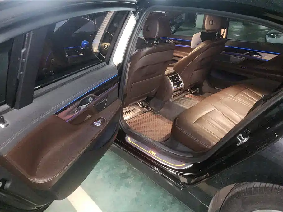 BMW 7 Series 2018 — фото 11