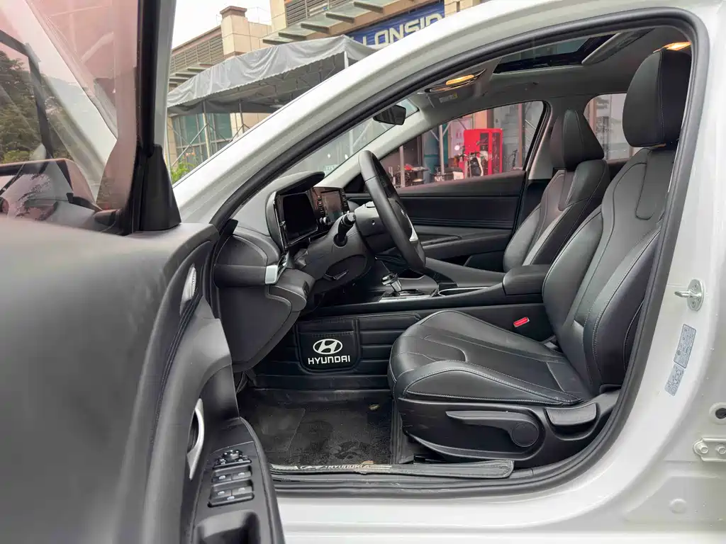 Hyundai Elantra 2023 — фото 12