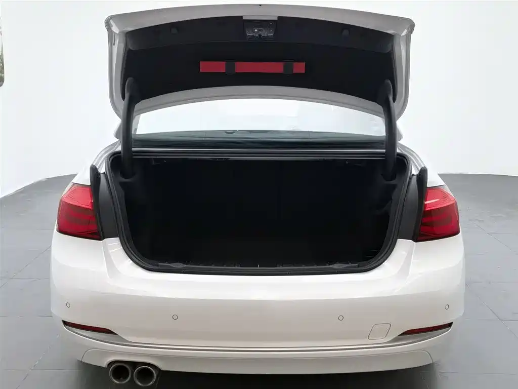 BMW 3 Series 2019 — фото 16