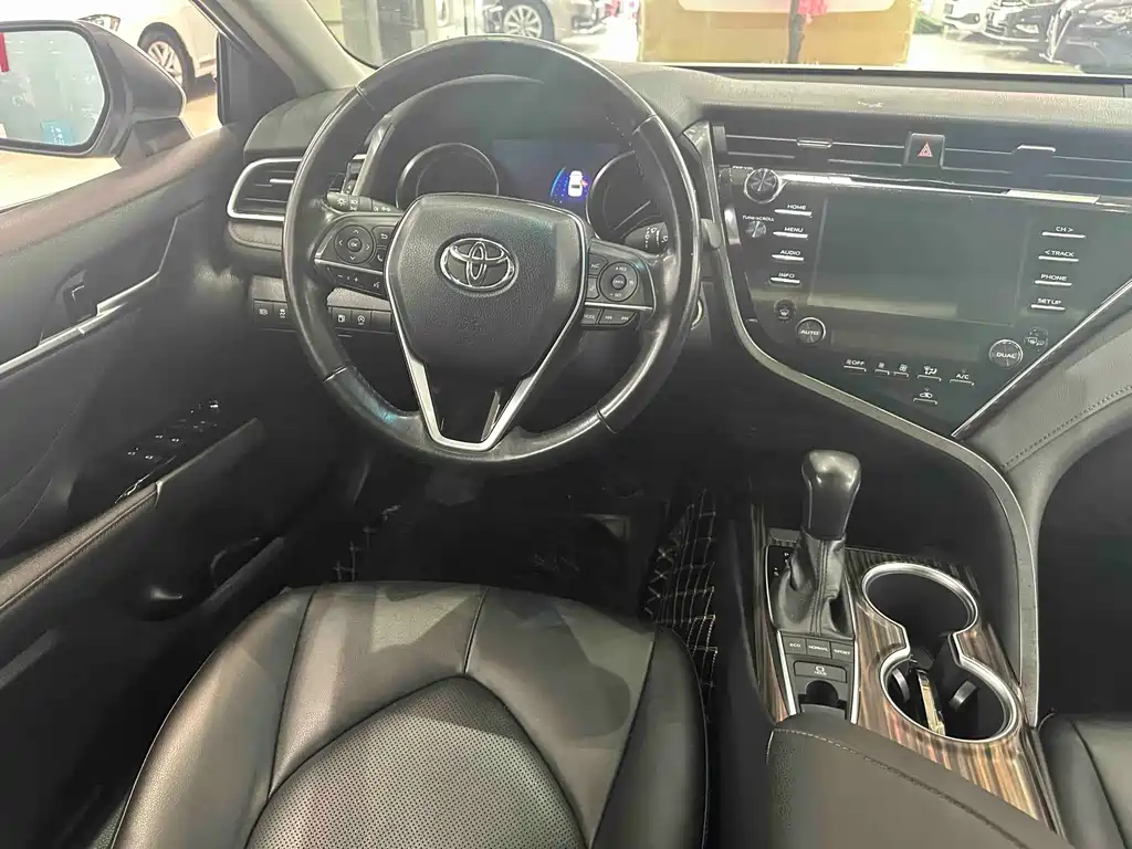 Toyota Camry 2019 — фото 12