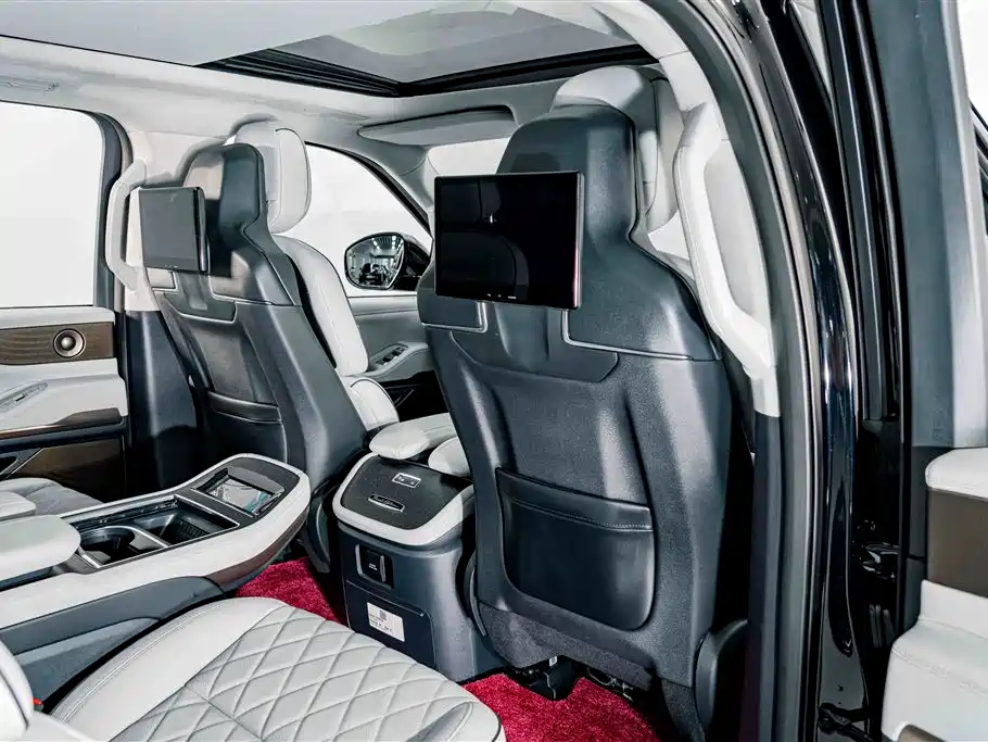 Lincoln Navigator 2025 — фото 21