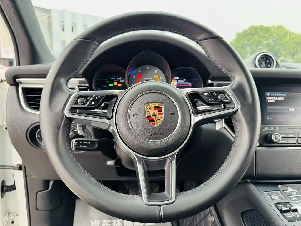Porsche Macan 2017 — фото 33