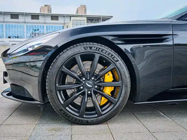 Aston Martin DB11 2019