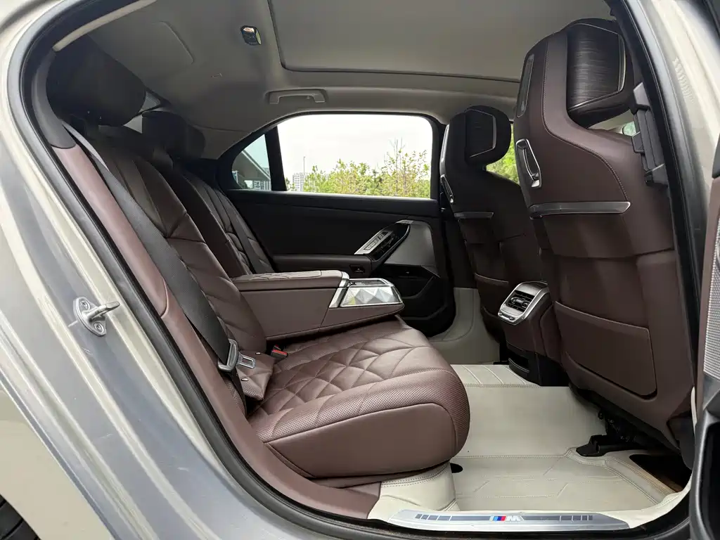 BMW 7 Series 2023 — фото 10