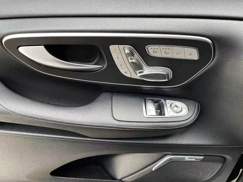 Mercedes-Benz V-Class 2020 — фото 15