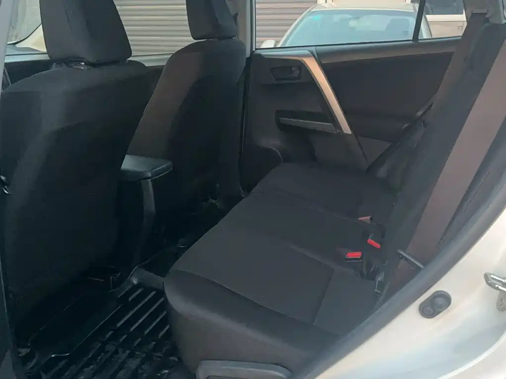 Toyota RAV4 2017 — фото 15