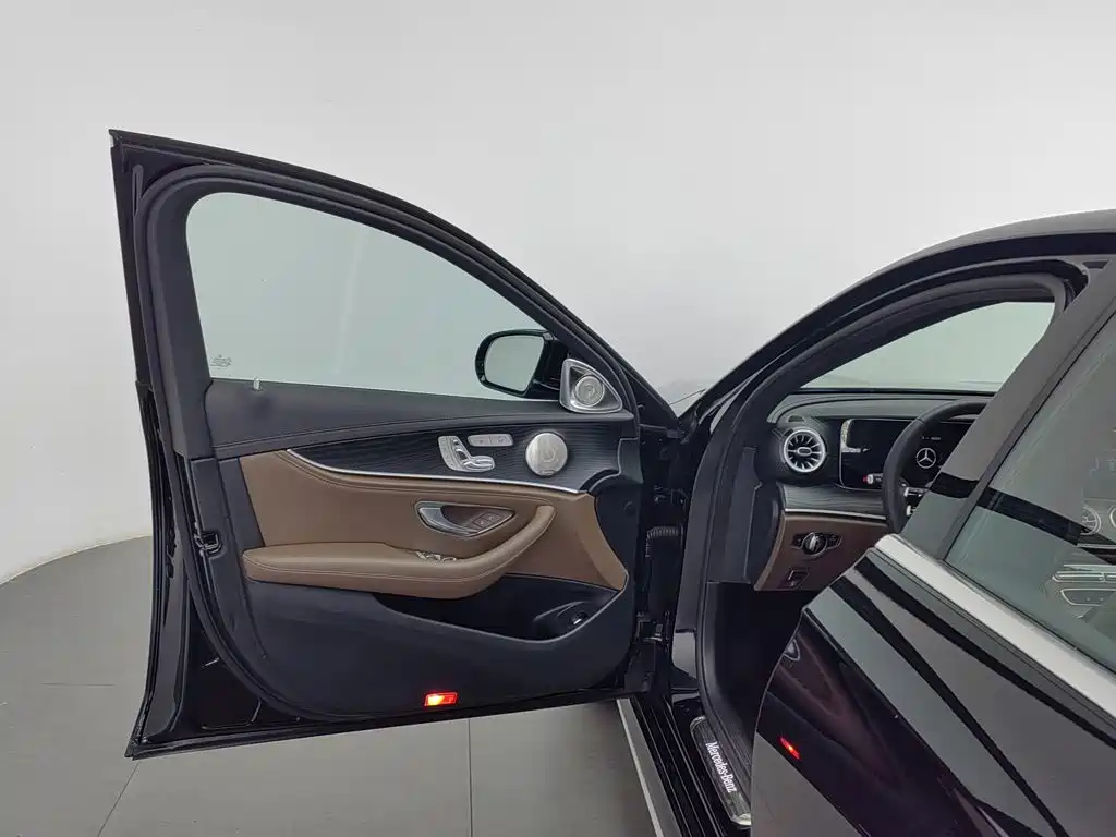 Mercedes-Benz E-Class 2023 — фото 8