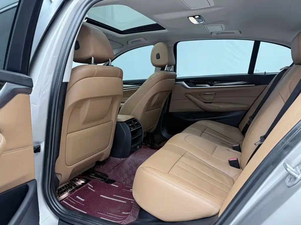 BMW 5 Series 2018 — фото 18