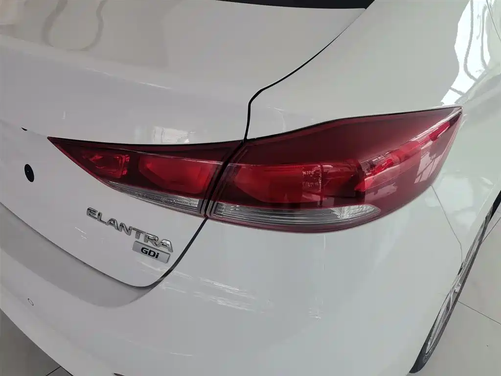 Hyundai Elantra 2018 — фото 8