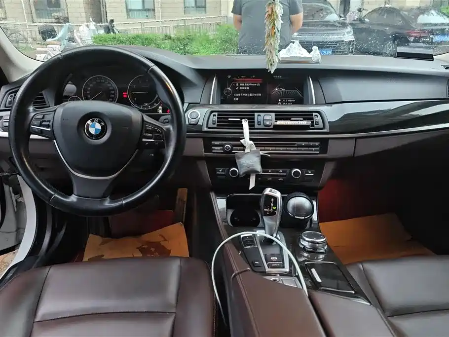 BMW 5 Series 2016 — фото 12