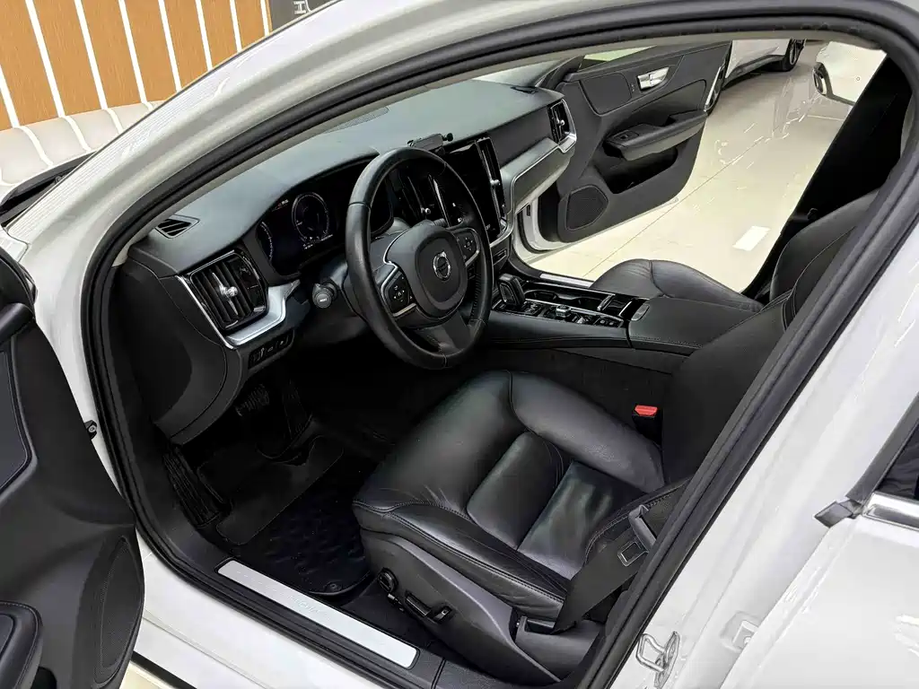 Volvo S60 PHEV 2020 — фото 12