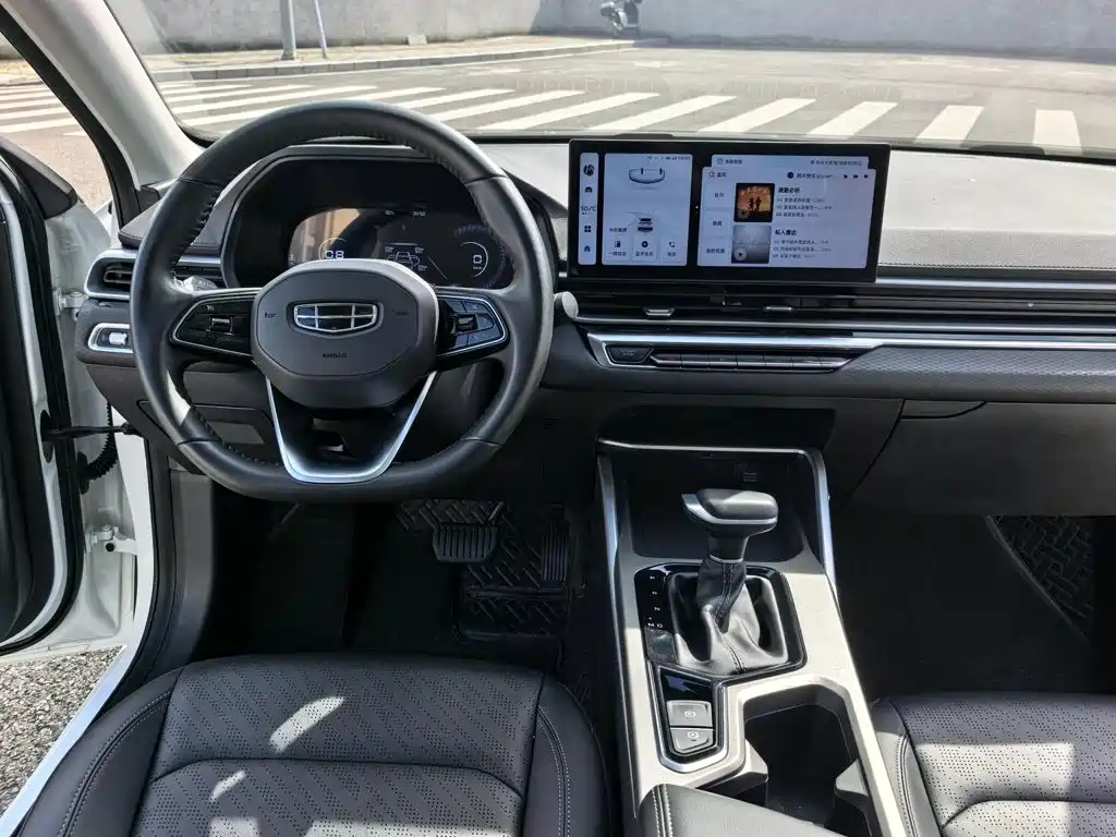 Geely Emgrand 2023