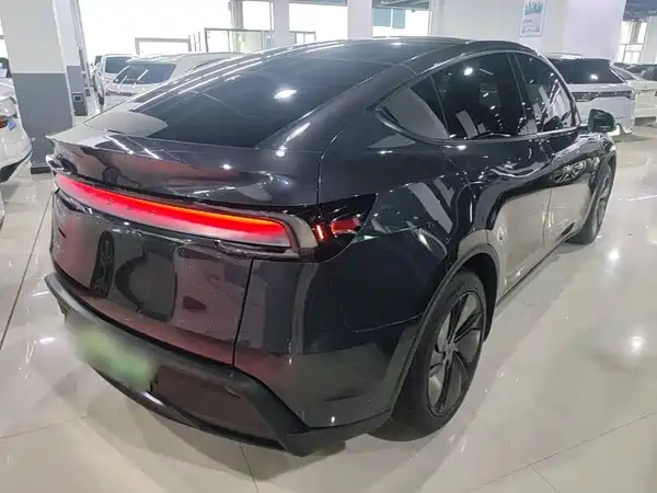 Tesla Model Y 2025