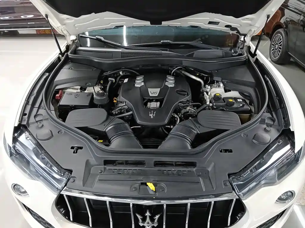 Maserati Levante 2017 — фото 20