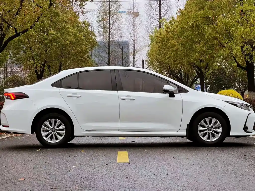 Toyota Corolla 2023 — фото 4