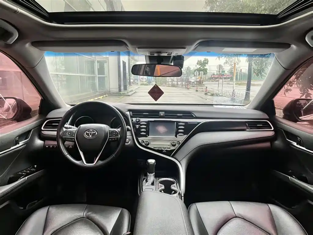 Toyota Camry 2018 — фото 13