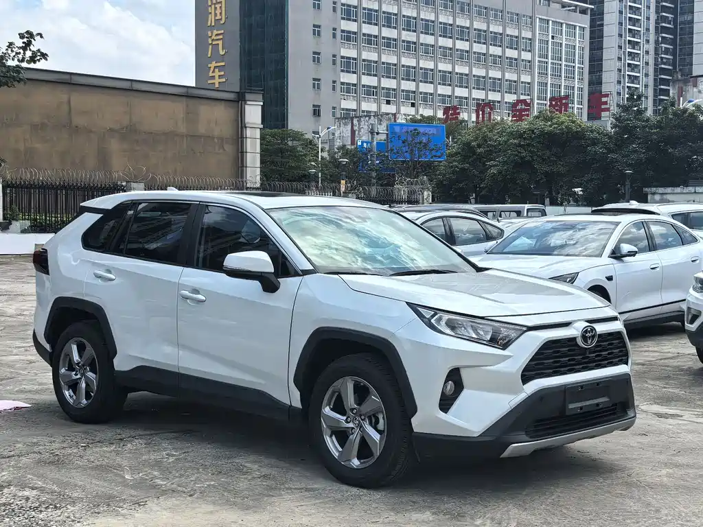 Toyota RAV4 2021 — фото 3