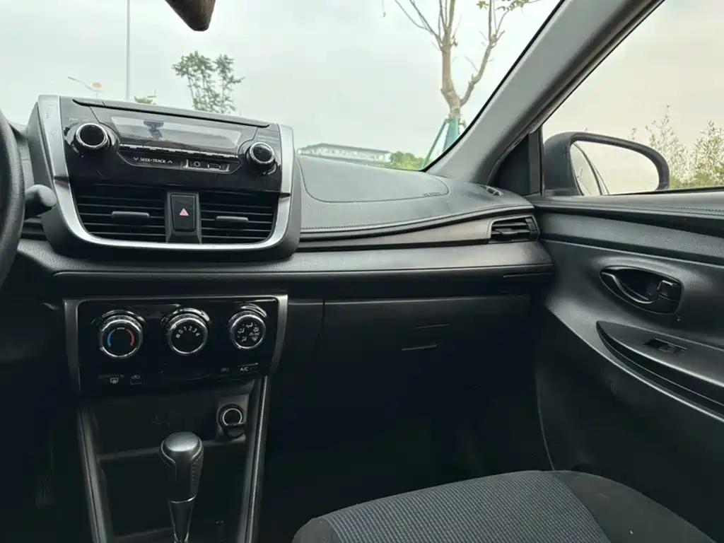 Toyota Yaris L 2018 — фото 11