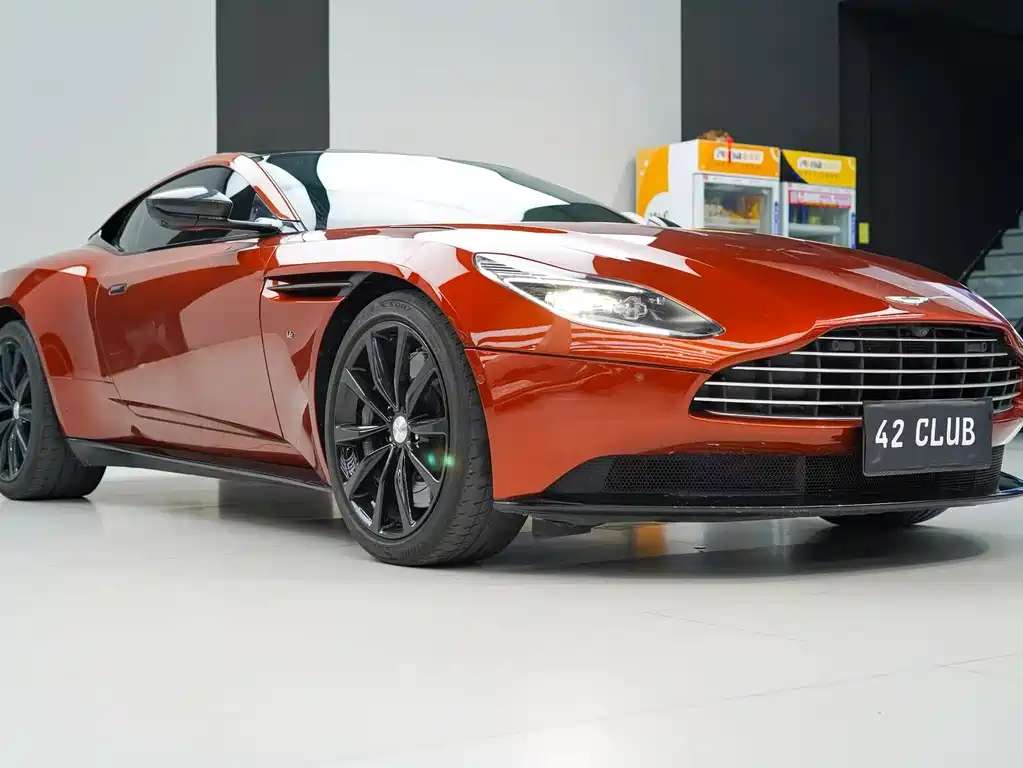 Aston Martin DB11 2016 — фото 5