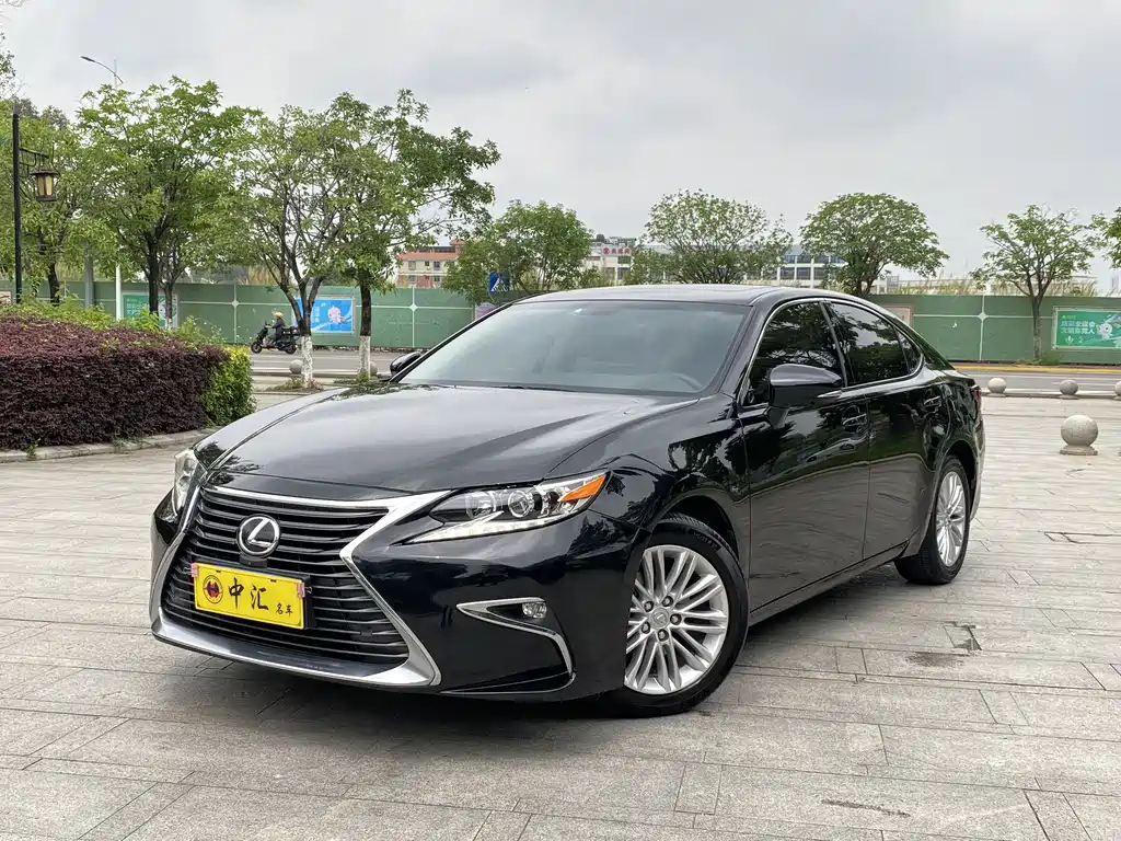 Lexus ES 2017 — фото 1