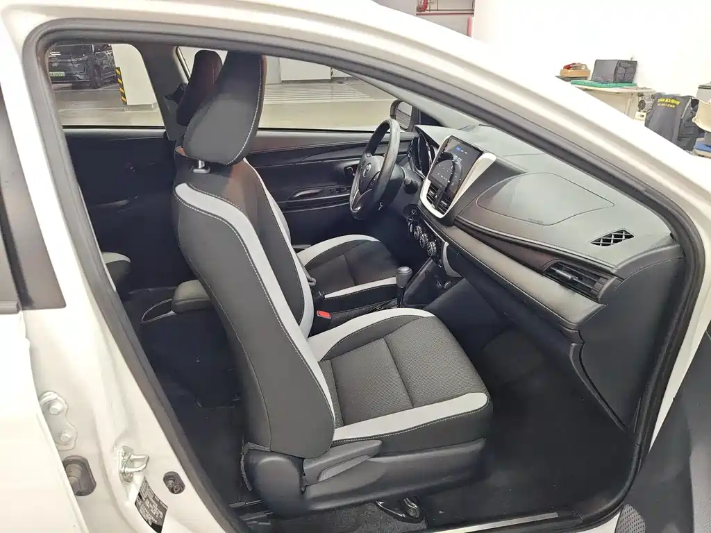Toyota Yaris L 2022 — фото 10