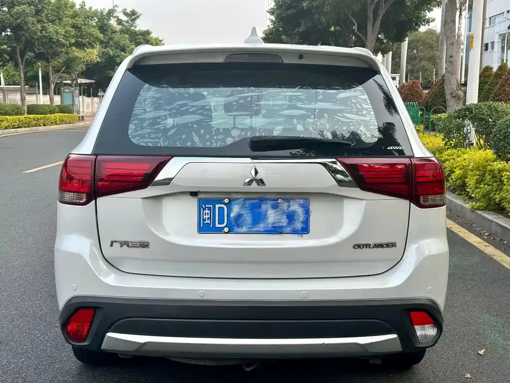 Mitsubishi Outlander 2017 — фото 4