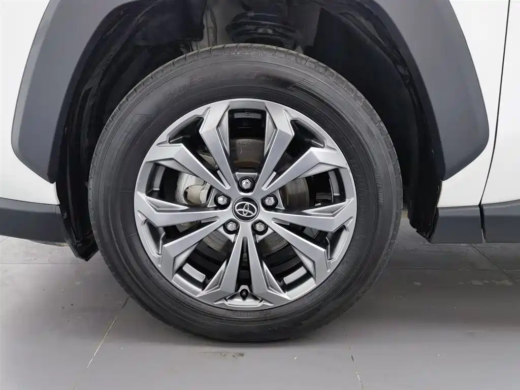 Toyota RAV4 2023 — фото 17