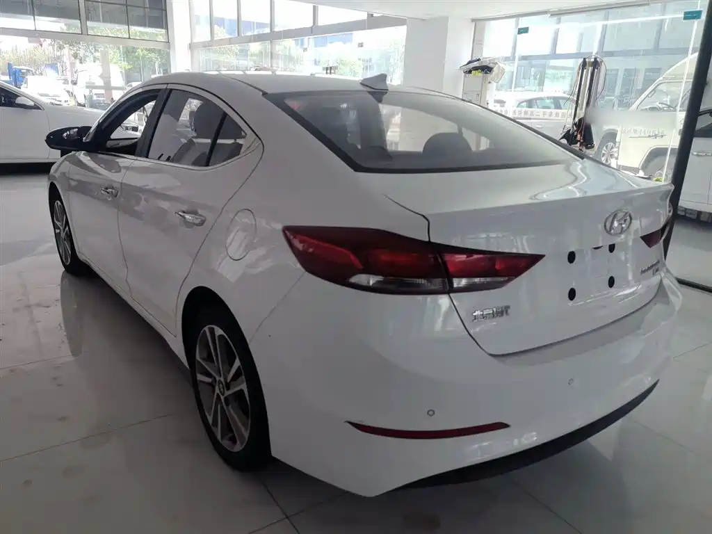 Hyundai Elantra 2018 — фото 5