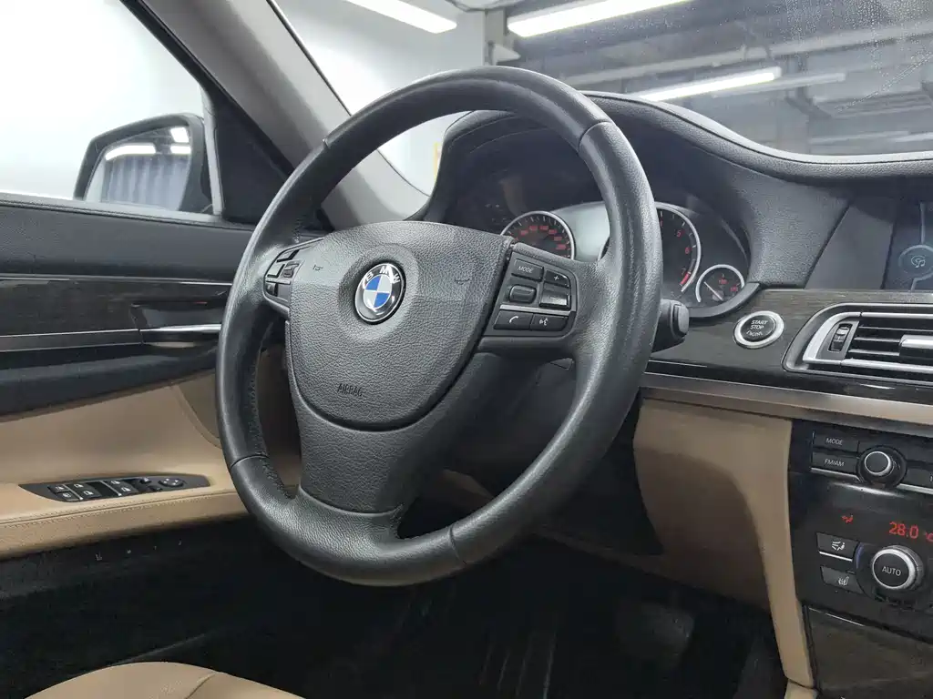 BMW 7 Series 2012 — фото 9