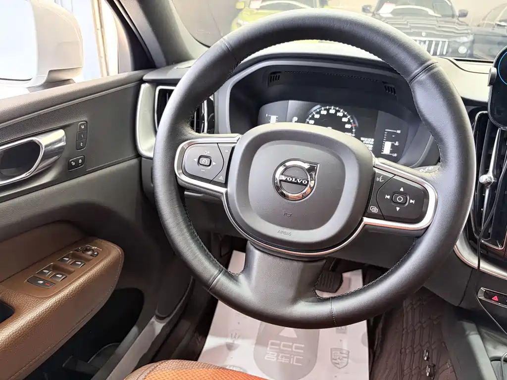 Volvo XC60 2021 — фото 13