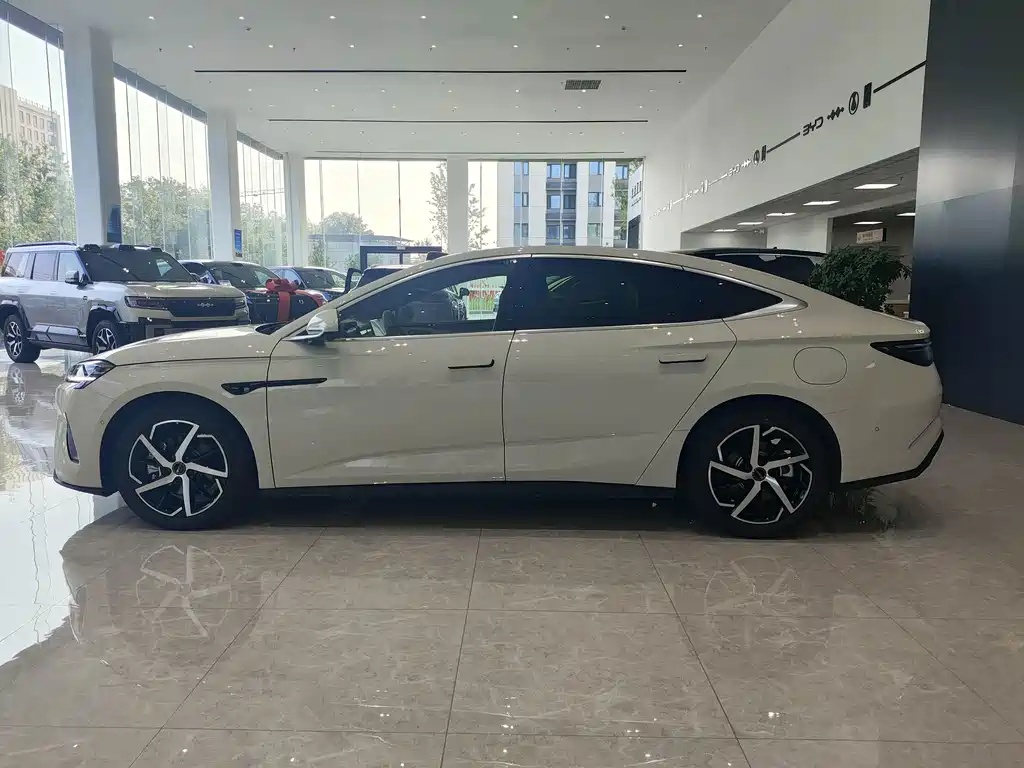 BYD Seal 07 DM-i 2025 — фото 8