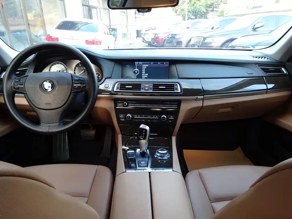 BMW 7 Series 2011 — фото 12