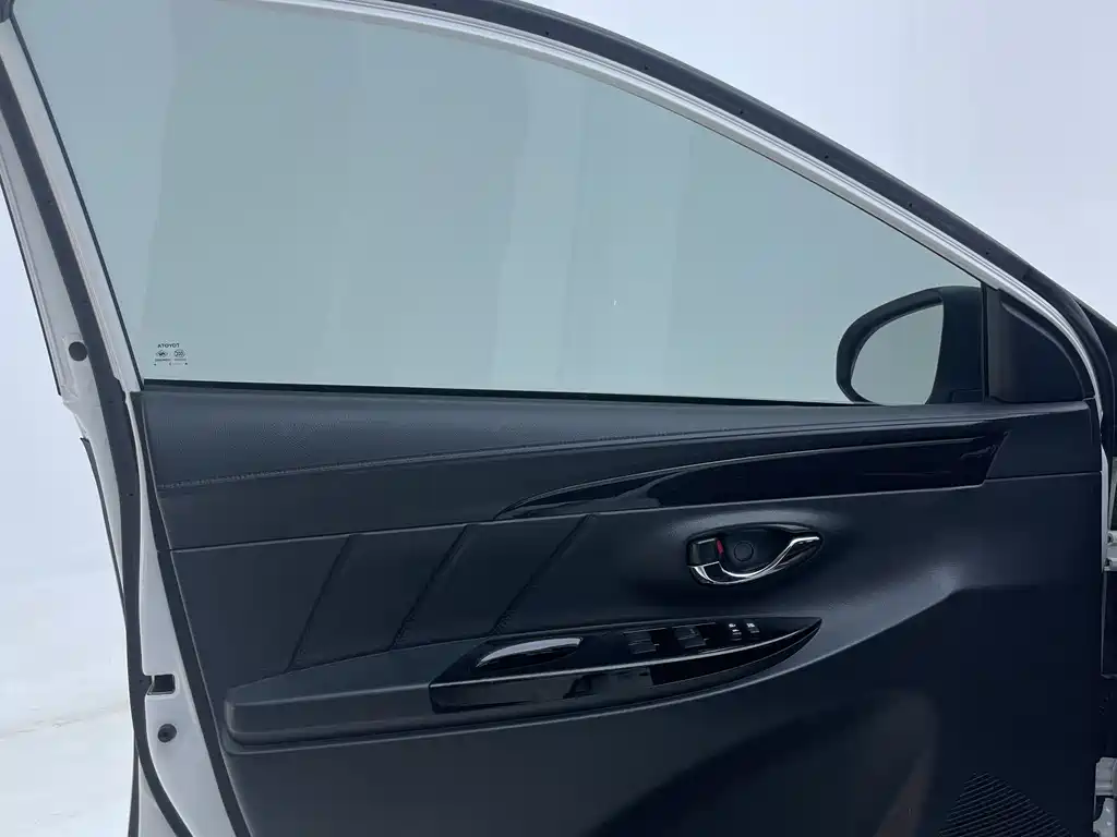 Toyota Yaris L 2023 — фото 23