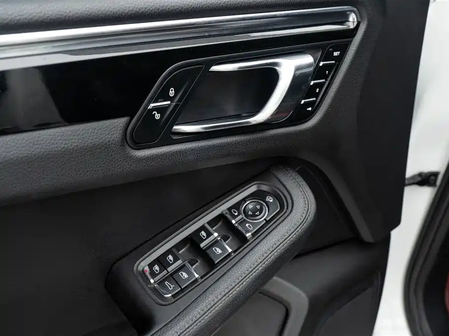 Porsche Macan 2015 — фото 16