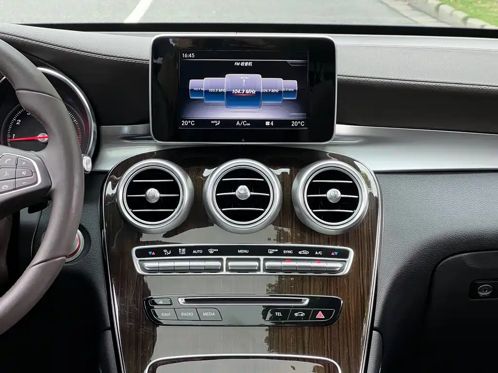 Mercedes-Benz GLC 2018 — фото 12