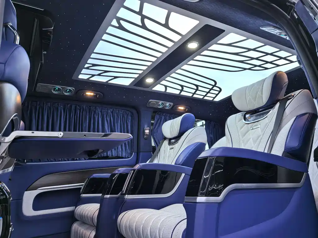 Mercedes-Benz V-Class 2023 — фото 13
