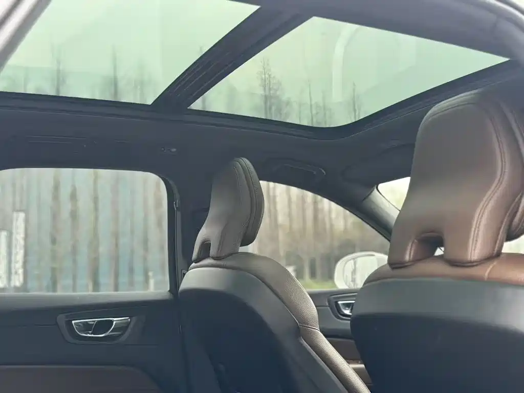 Volvo XC60 2021 — фото 18